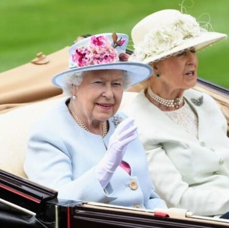 La reine a mis le pied à terre pour inclure son cousin bien-aimé au mariage en raison du rôle central qu'elle a joué