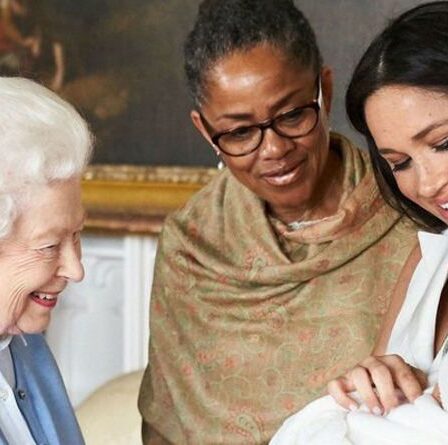 La reine a plié la tradition pour s'assurer que la mère de Meghan Markle soit incluse dans la vie royale d'Archie