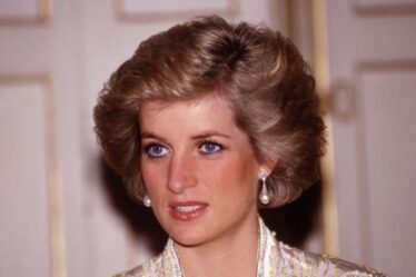 La reine a `` rattrapé son erreur '' après la mort de la princesse Diana avec un arc aux funérailles