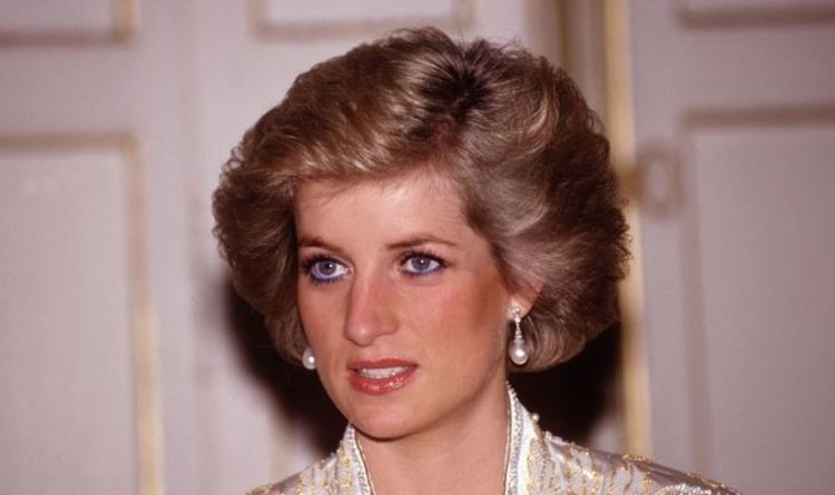 La reine a `` rattrapé son erreur '' après la mort de la princesse Diana avec un arc aux funérailles