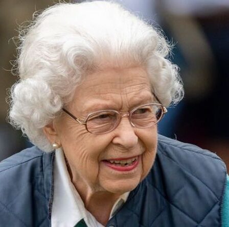 La reine fait un clin d'œil spécial à la «dame amie» la plus proche du prince Philip malgré les restrictions funéraires