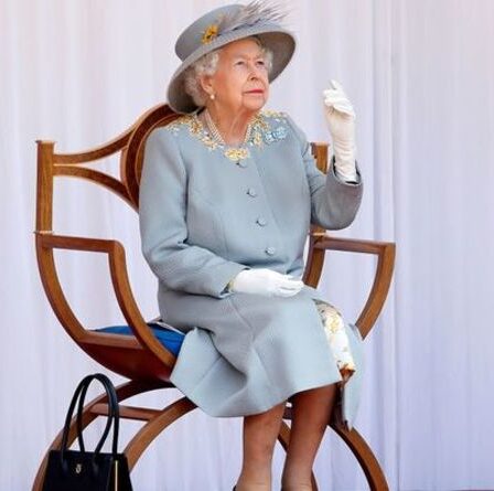 La reine porte un article inhabituel dans un sac à main en guise de "retour à l'époque de ses guides", selon un expert