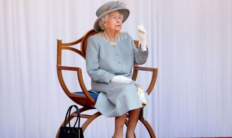 La reine porte un article inhabituel dans un sac à main en guise de "retour à l'époque de ses guides", selon un expert