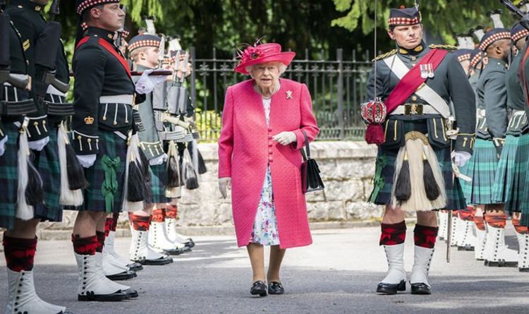 La reine reçoit un accueil chaleureux pour un séjour d'été au bien-aimé Balmoral