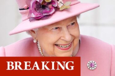 La reine sourit en rose lors de la cérémonie officielle de Balmoral alors qu'elle prépare une liste d'invités spéciale pour l'été
