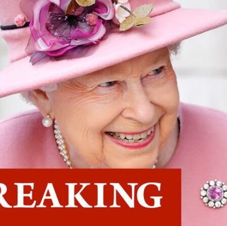La reine sourit en rose lors de la cérémonie officielle de Balmoral alors qu'elle prépare une liste d'invités spéciale pour l'été