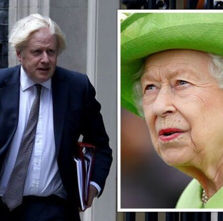 La visite estivale annuelle de la reine de Boris Johnson en péril alors que la crise afghane fait rage