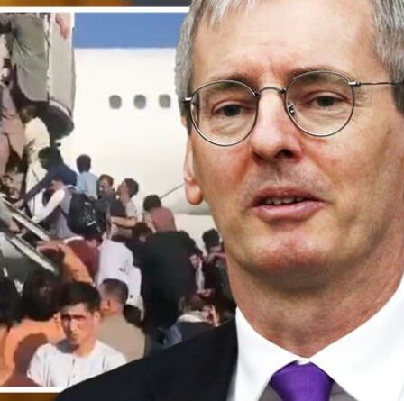 L'ambassadeur britannique reste sur place pour aider les Afghans pendant que ses homologues américain et allemand fuient