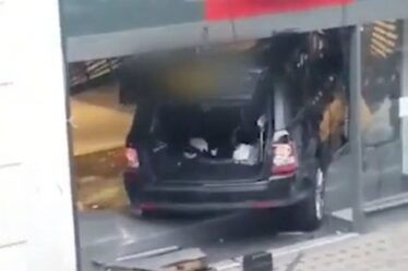 Le Range Rover 'Crash & Collect' défonce la fenêtre du magasin Argos de Londres – VIDEO