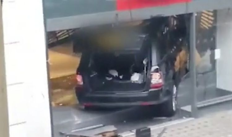 Le Range Rover 'Crash & Collect' défonce la fenêtre du magasin Argos de Londres – VIDEO