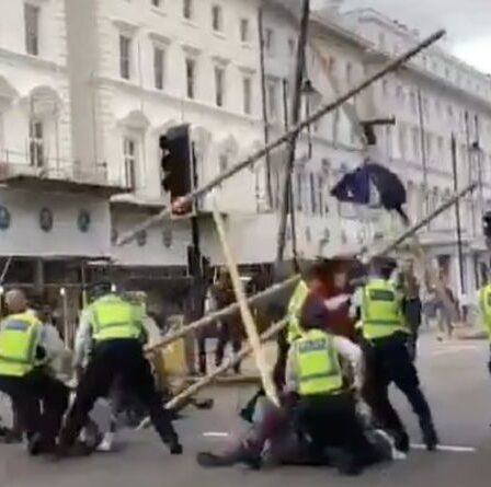Le chaos alors que la police arrête la tentative d'Extinction Rebellion de bloquer une route avec une énorme structure