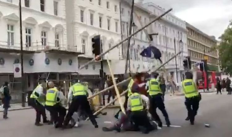 Le chaos alors que la police arrête la tentative d'Extinction Rebellion de bloquer une route avec une énorme structure