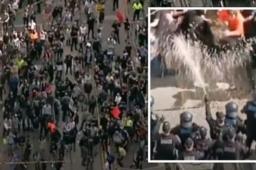Le chaos dans les rues d'Australie alors que la police fait exploser des manifestants anti-verrouillage avec des balles en caoutchouc