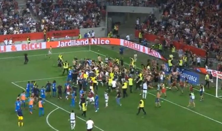 Le chaos de Nice contre Marseille alors que Dimitri Payet se fait frapper par une bouteille avec des fans déclenchant une bagarre de masse