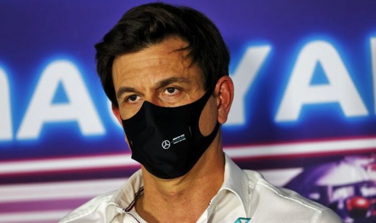 Le chef de Mercedes, Toto Wolff, envoie un avertissement sévère à Red Bull dans le combat pour le titre de Max Verstappen