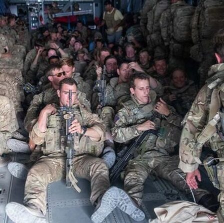 Le dernier vol civil à destination du Royaume-Uni quitte Kaboul, laissant jusqu'à 1 100 Afghans bloqués