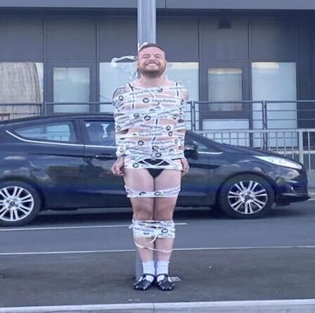 Le marié nu attaché à un lampadaire dans un cerf hystérique fait une farce