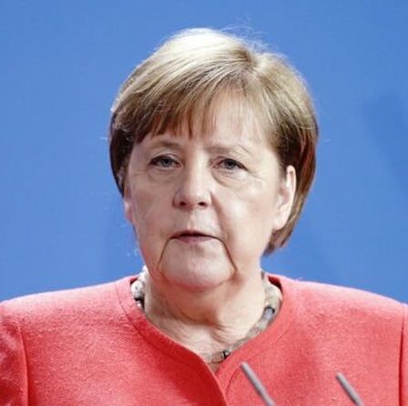 Le parti d'Angela Merkel refuse de remplacer le candidat chancelant à la chancelière alors que les sondages se resserrent