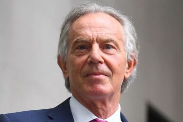 Le propre fils de Tony Blair se retourne contre son père alors qu'il déchire férocement l'ex-PM pour échec