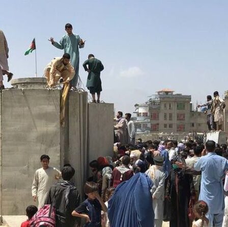 Le règne de terreur des talibans COMMENCE comme "trois morts par balle" après de furieuses manifestations