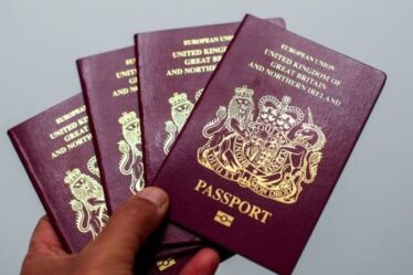 Les Britanniques toujours avec des passeports rouges doivent vérifier avant de quitter le Royaume-Uni ou vous pourriez être pris au dépourvu