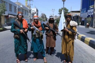 Les combattants talibans jubilent avec des armes américaines récemment volées - une "menace importante" pour les États-Unis