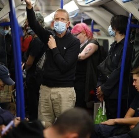 Les navetteurs des trains britanniques sont confrontés à des infections à Covid et à la mort, selon de nouveaux chiffres