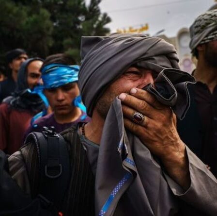 Les talibans attaquent des femmes et des enfants avec des fouets devant l'aéroport de Kaboul alors que les Afghans tentent de fuir