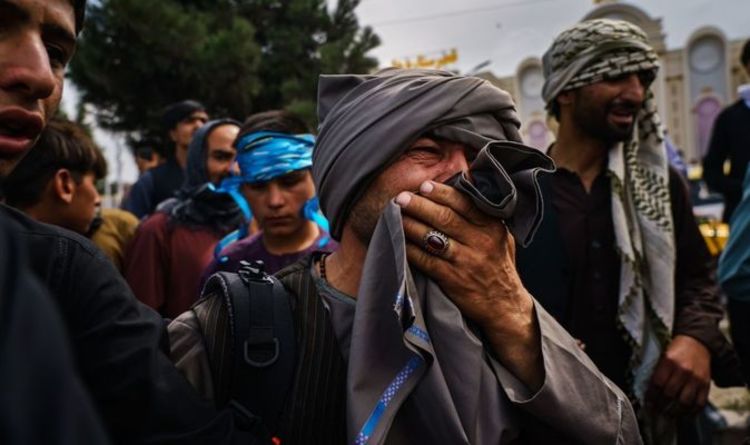 Les talibans attaquent des femmes et des enfants avec des fouets devant l'aéroport de Kaboul alors que les Afghans tentent de fuir