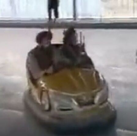 Les talibans montent des dodgems et des manèges à la fête foraine au milieu de la prise de contrôle de Kaboul – VIDEO