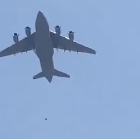 L'horreur de l'aéroport de Kaboul voit des Afghans mourir après s'être accrochés à un avion pour s'échapper