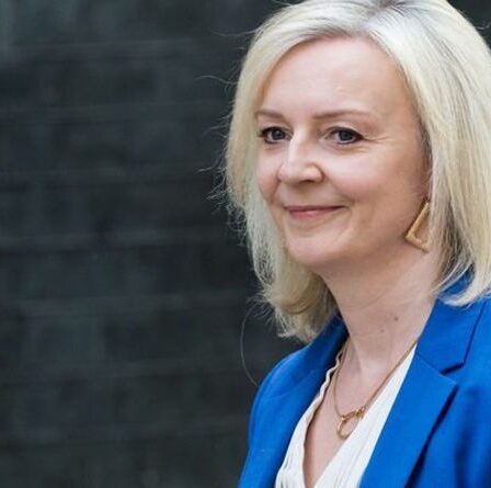 Liz Truss fonce vers la victoire: Trade Sec et Sunak forcent Boris à faire un énorme demi-tour sur les voyages