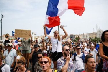 Macron se prépare à PLUS de chaos de protestation – les pompiers promettent une grève nationale pour fermer la France