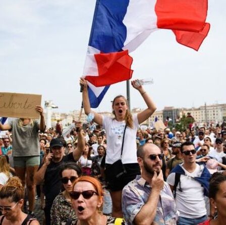 Macron se prépare à PLUS de chaos de protestation – les pompiers promettent une grève nationale pour fermer la France