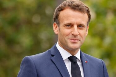 Macron se prépare au chaos de Covid alors que son bras droit admet ses inquiétudes concernant le coût des vaccins