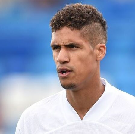 Man Utd a infligé un revers à Raphael Varane car l'annonce " devra peut-être attendre une semaine de plus "