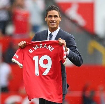 Man Utd annonce la signature de Raphael Varane avec une star sur le terrain d'Old Trafford