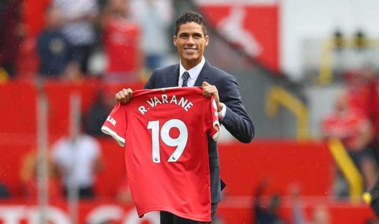 Man Utd annonce la signature de Raphael Varane avec une star sur le terrain d'Old Trafford