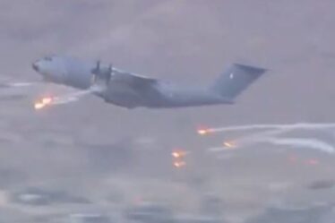 Menace de l'Etat islamique: les avions de sauvetage larguent des fusées éclairantes et effectuent des «atterrissages en piqué» au milieu des craintes d'une attaque