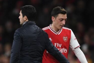 Mesut Ozil vise à creuser le manager d'Arsenal Mikel Arteta après une défaite écrasante à Man City