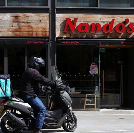 Nando's ferme des magasins au milieu d'un cauchemar de poulet - liste complète