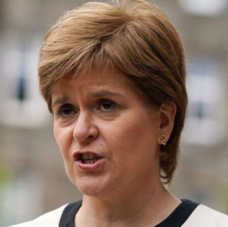 Nicola Sturgeon accusé d'avoir sapé l'indépendance avec un plan "embarrassant"