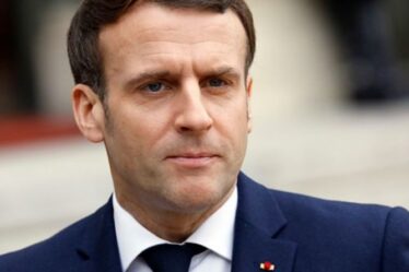 "Nous prendre pour des IDIOTS" Emmanuel Macron fait face à la révolte alors qu'il revendique le laissez-passer de santé "démocratique"
