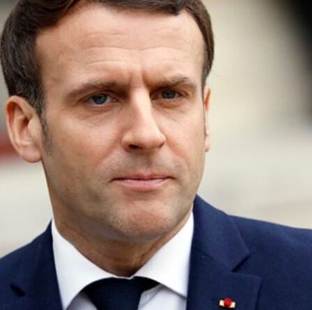 "Nous prendre pour des IDIOTS" Emmanuel Macron fait face à la révolte alors qu'il revendique le laissez-passer de santé "démocratique"