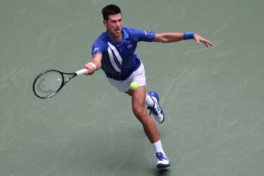 Novak Djokovic frappe sur le court central de l'US Open avant la tentative du calendrier du Grand Chelem