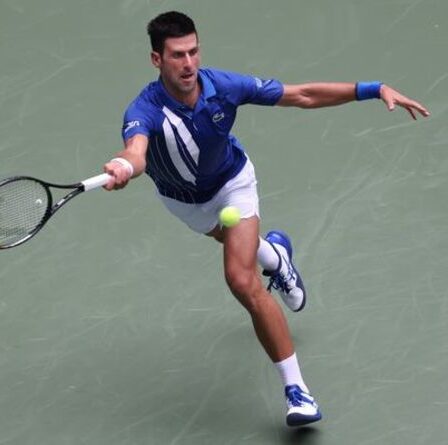 Novak Djokovic frappe sur le court central de l'US Open avant la tentative du calendrier du Grand Chelem