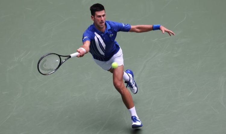 Novak Djokovic frappe sur le court central de l'US Open avant la tentative du calendrier du Grand Chelem