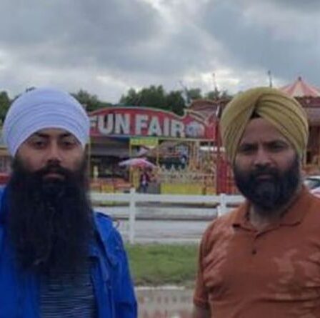 Papa 'fait pour ressembler à un terroriste' et expulsé de la fête foraine dans une rangée de lames sikhs