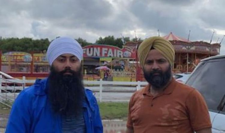 Papa 'fait pour ressembler à un terroriste' et expulsé de la fête foraine dans une rangée de lames sikhs