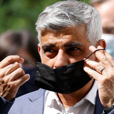 « Personne ne l'applique ! »  Les plans de Sadiq Khan pour la loi sur le port de masques à Londres brutalement dévoilés